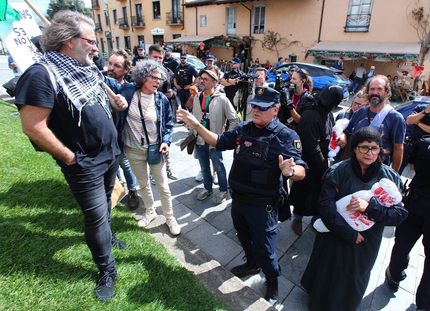Manifestantes se concentran frente al Castillo de los Templarios contra el genocidio en Gaza durante La Vuelta (15)