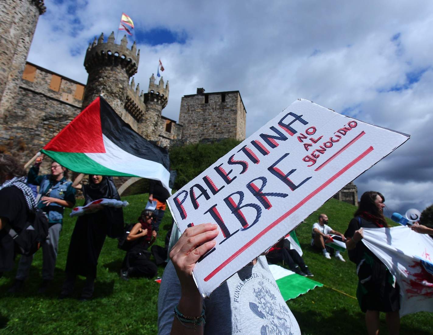 Manifestantes se concentran frente al Castillo de los Templarios contra el genocidio en Gaza durante La Vuelta (17)