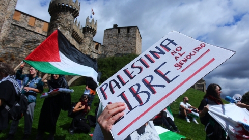 Manifestantes se concentran frente al Castillo de los Templarios contra el genocidio en Gaza durante La Vuelta (17)
