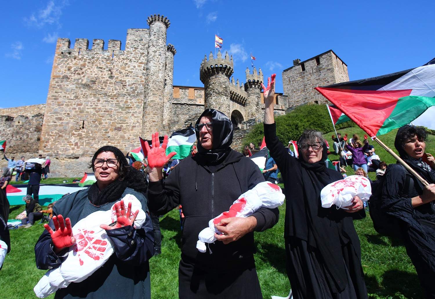 César Hornija / ICAL . Manifestantes contra el genocidio en Gaza frente al Castillo de los Templarios de Ponferrada durante el transcurso de la etapa de la Vuelta ciclista a España