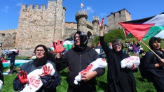 César Hornija / ICAL . Manifestantes contra el genocidio en Gaza frente al Castillo de los Templarios de Ponferrada durante el transcurso de la etapa de la Vuelta ciclista a España