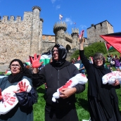 César Hornija / ICAL . Manifestantes contra el genocidio en Gaza frente al Castillo de los Templarios de Ponferrada durante el transcurso de la etapa de la Vuelta ciclista a España César Hornija / ICAL . Manifestantes contra el genocidio en Gaza frente al Castillo de los Templarios de Ponferrada durante el transcurso de la etapa de la Vuelta ciclista a España