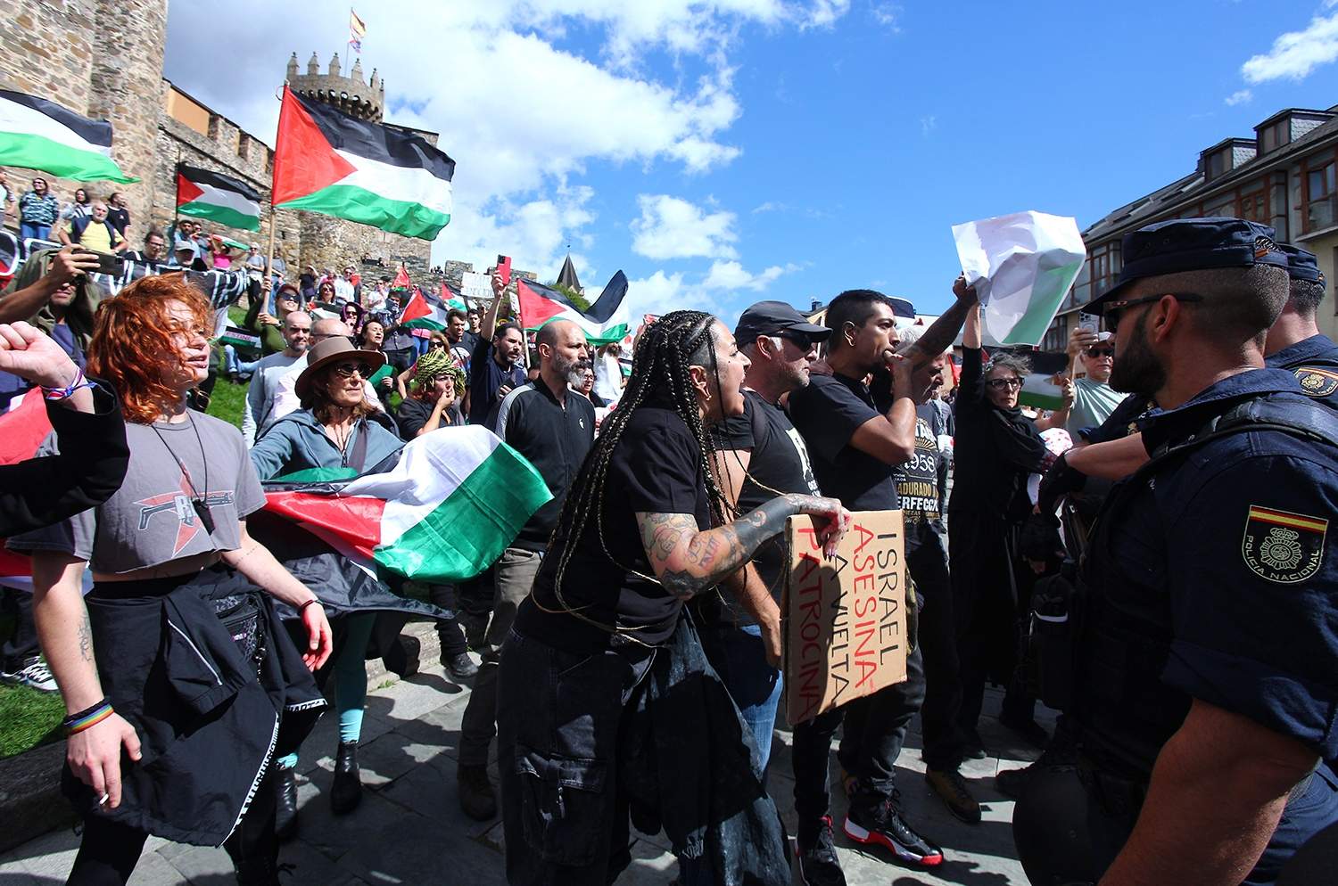 Manifestantes se concentran frente al Castillo de los Templarios contra el genocidio en Gaza durante La Vuelta (20)