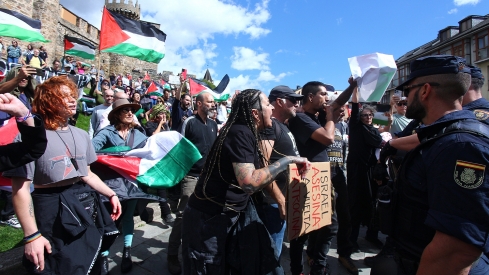 Manifestantes se concentran frente al Castillo de los Templarios contra el genocidio en Gaza durante La Vuelta (20)