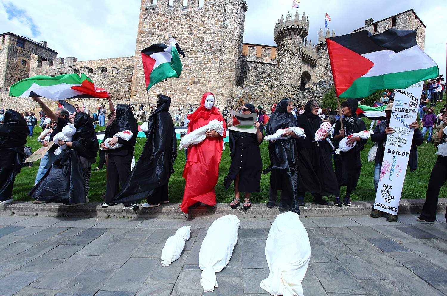 Manifestantes se concentran frente al Castillo de los Templarios contra el genocidio en Gaza durante La Vuelta (21)
