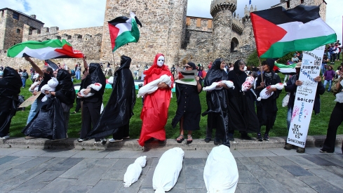 Manifestantes se concentran frente al Castillo de los Templarios contra el genocidio en Gaza durante La Vuelta (21)