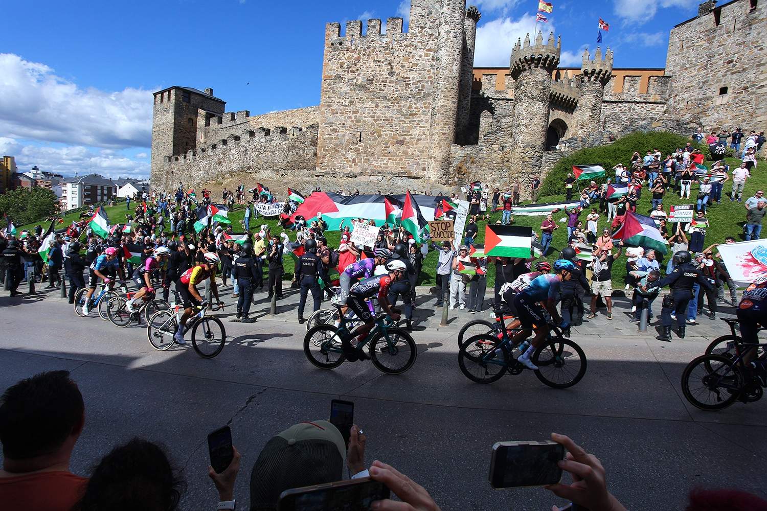 Manifestantes se concentran frente al Castillo de los Templarios contra el genocidio en Gaza durante La Vuelta (19)