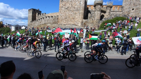 Manifestantes se concentran frente al Castillo de los Templarios contra el genocidio en Gaza durante La Vuelta (19)
