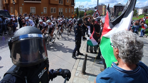 Manifestantes se concentran frente al Castillo de los Templarios contra el genocidio en Gaza durante La Vuelta (22)