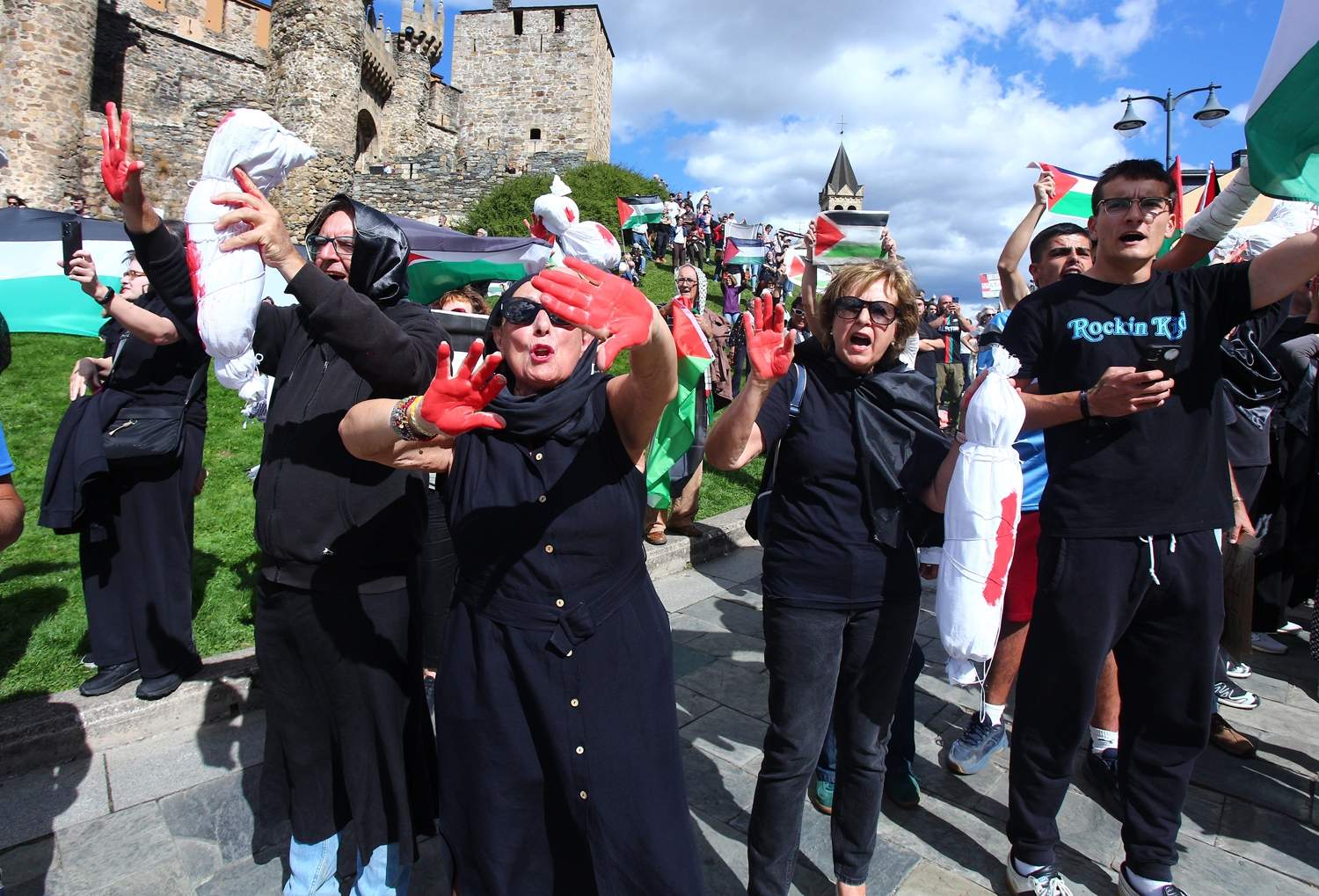 Manifestantes se concentran frente al Castillo de los Templarios contra el genocidio en Gaza durante La Vuelta (23)