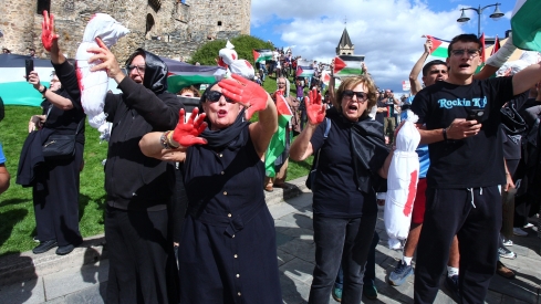 Manifestantes se concentran frente al Castillo de los Templarios contra el genocidio en Gaza durante La Vuelta (23)