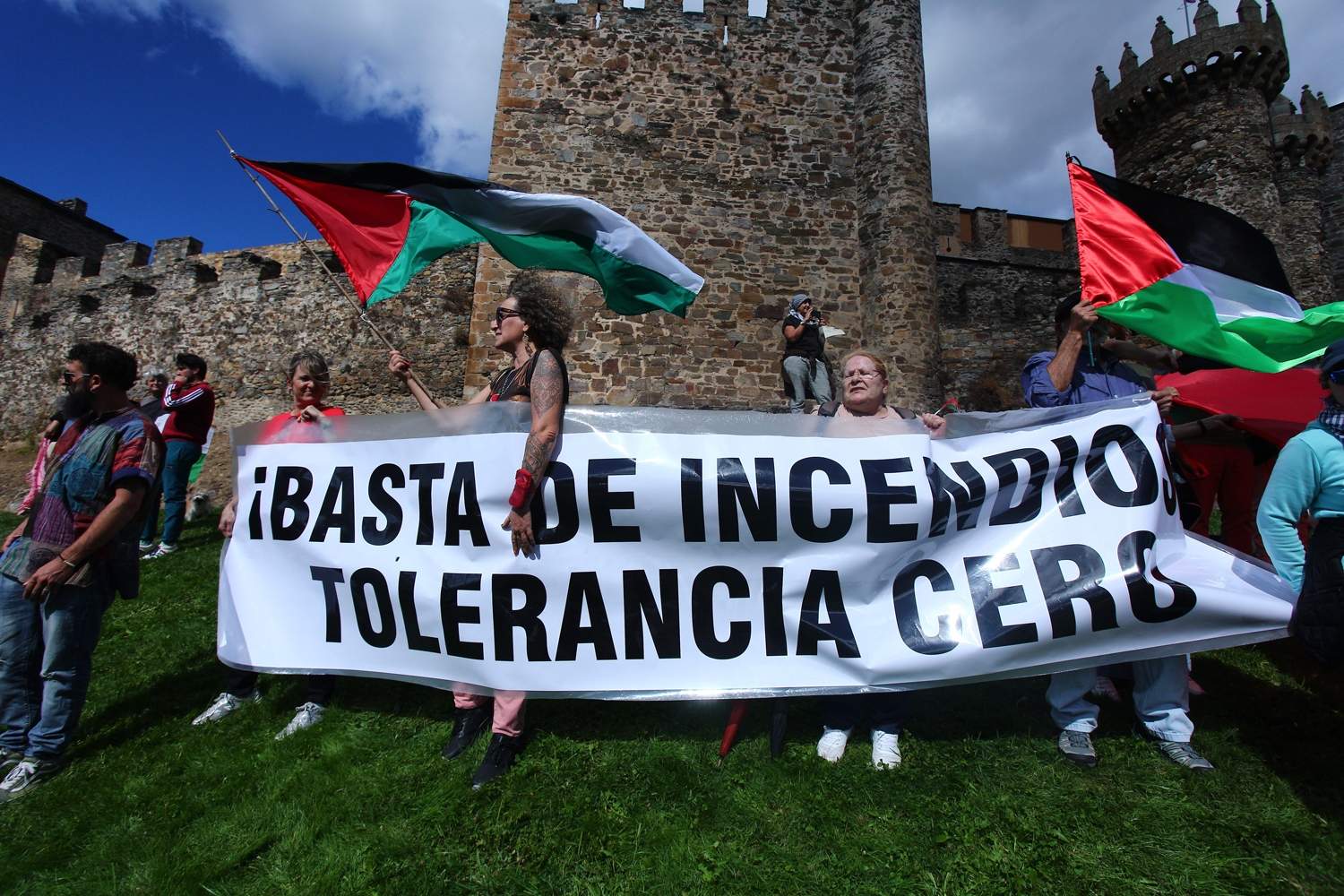 Manifestantes se concentran frente al Castillo de los Templarios contra el genocidio en Gaza durante La Vuelta (24)