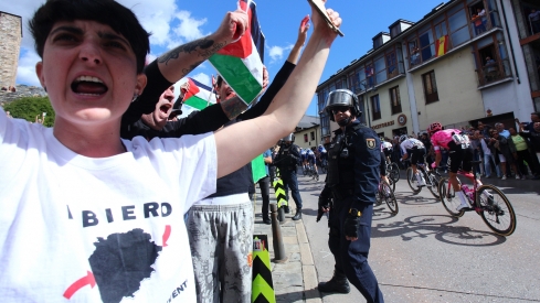 Manifestantes se concentran frente al Castillo de los Templarios contra el genocidio en Gaza durante La Vuelta (25)