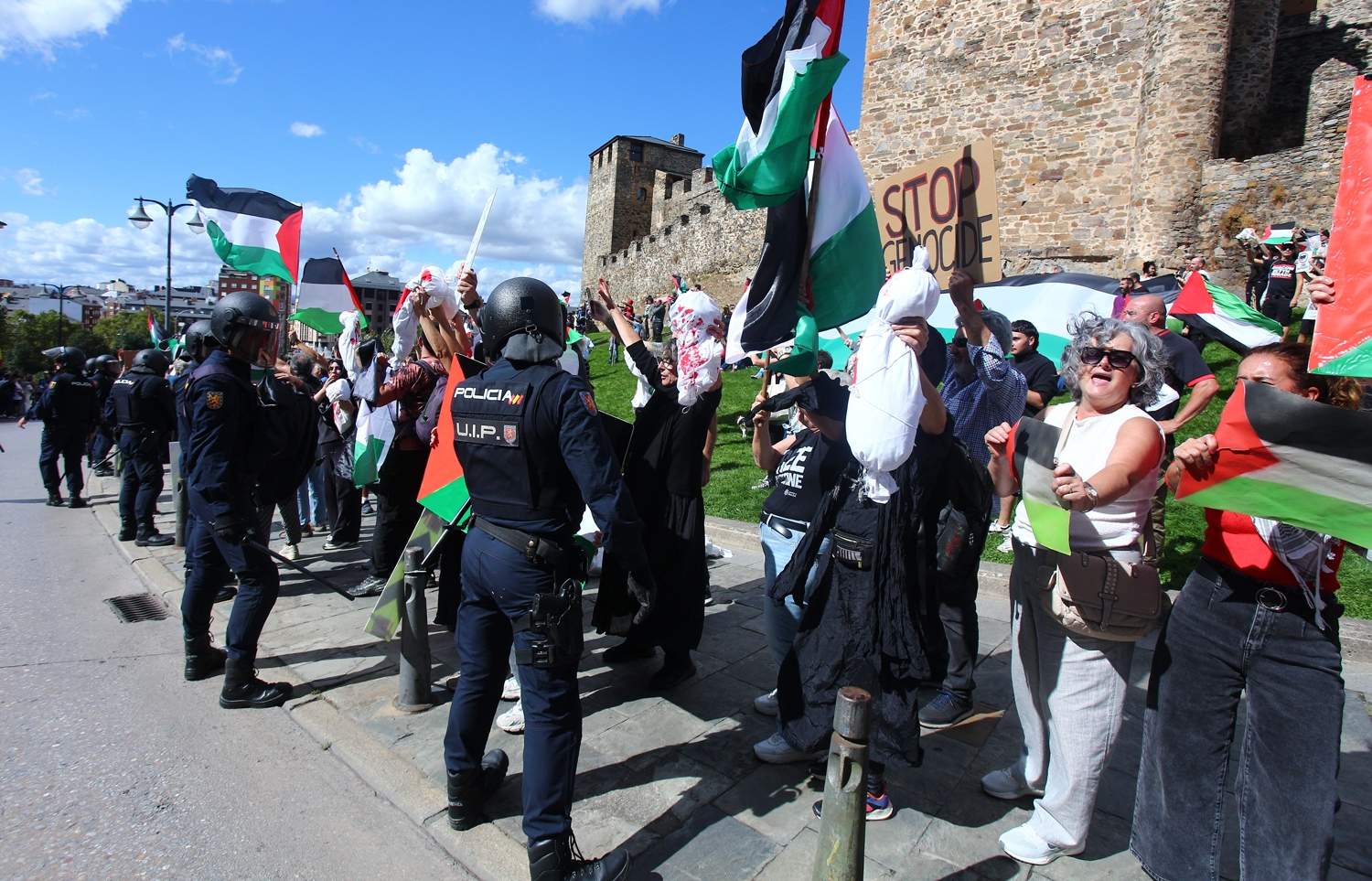 Manifestantes se concentran frente al Castillo de los Templarios contra el genocidio en Gaza durante La Vuelta (28)