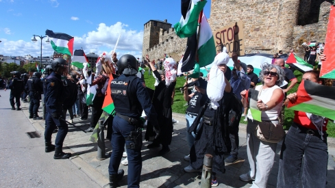 Manifestantes se concentran frente al Castillo de los Templarios contra el genocidio en Gaza durante La Vuelta (28)