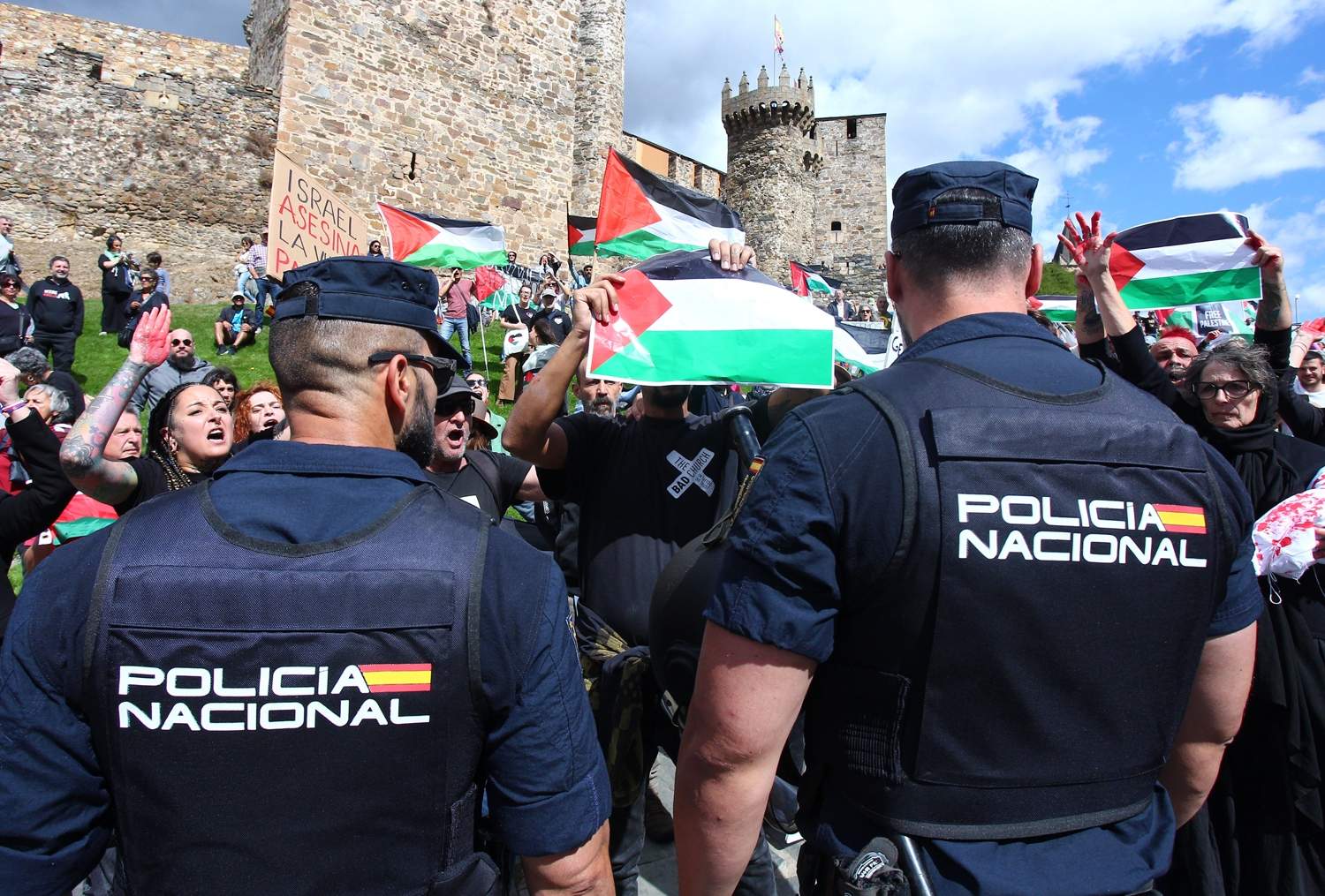 Manifestantes se concentran frente al Castillo de los Templarios contra el genocidio en Gaza durante La Vuelta (29)