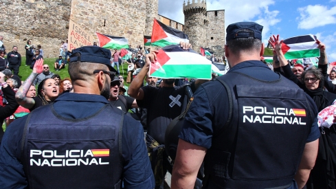 Manifestantes se concentran frente al Castillo de los Templarios contra el genocidio en Gaza durante La Vuelta (29)