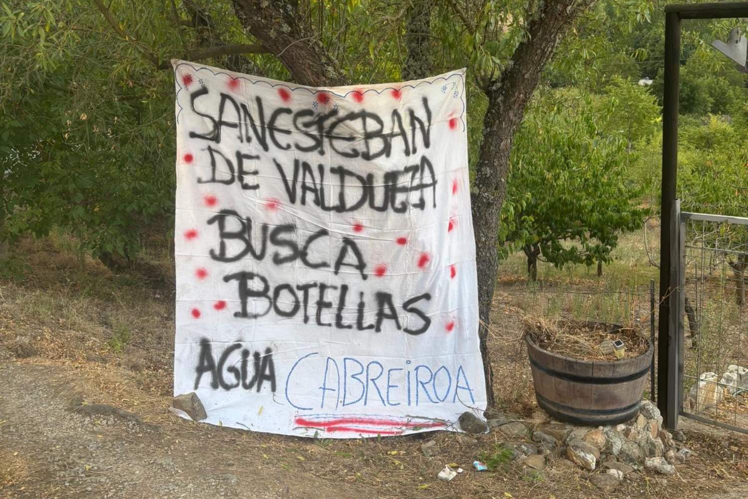 San Esteban de Valdueza busca botellas Cabreiroá para decorar una Navidad sostenible San Esteban de Valdueza busca botellas Cabreiroá para decorar una Navidad sostenible