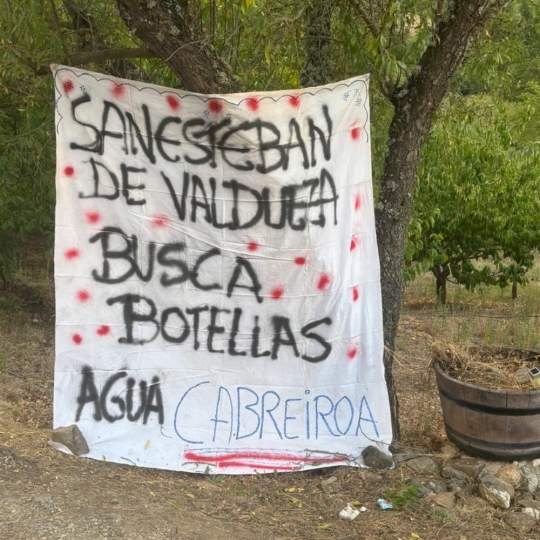 San Esteban de Valdueza busca botellas Cabreiroá para decorar una Navidad sostenible San Esteban de Valdueza busca botellas Cabreiroá para decorar una Navidad sostenible