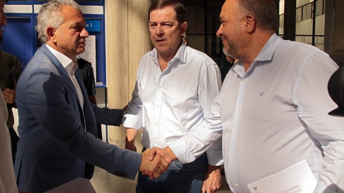 Peio García / ICAL. El el delegado del Gobierno, Nicanor Sen (I), el presidente de la Junta de Castilla y León, Alfonso Fernández Mañueco (C), y el presidente de la Diputación de León, Gerardo Álvarez Courel (D)