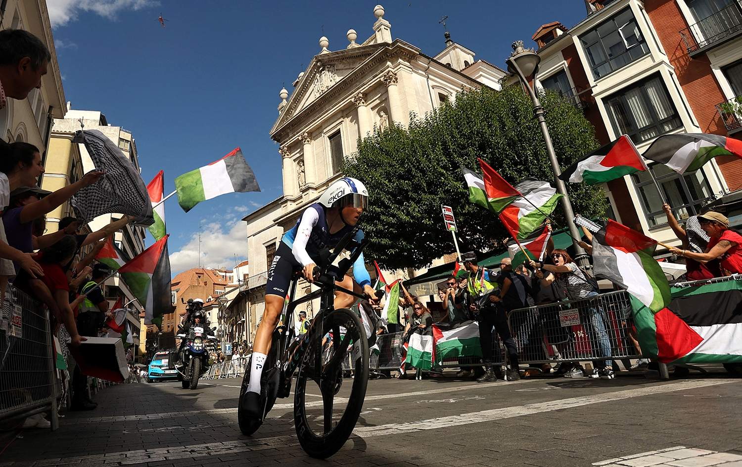 José VicenteICAL . El corredor Marco Frigo del equipo de Israel en un momento de la contrarreloj por las calles de Valladolid.