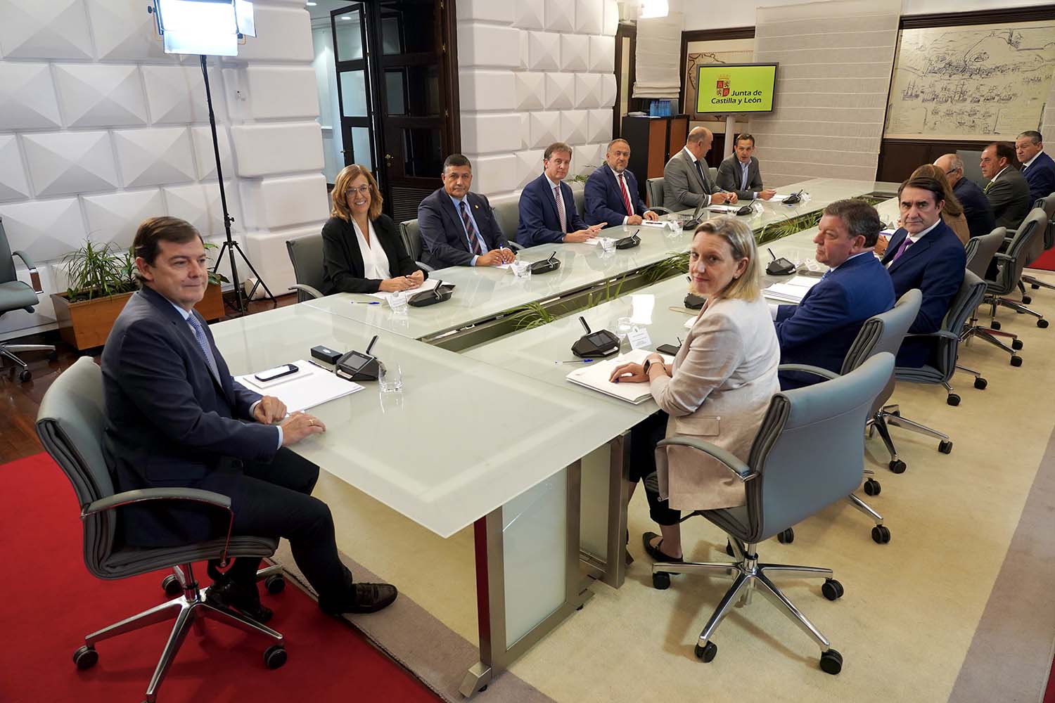 Leticia Pérez ICAL. El presidente de la Junta de Castilla y León, Alfonso Fernández Mañueco, con los presidentes de las diputaciones