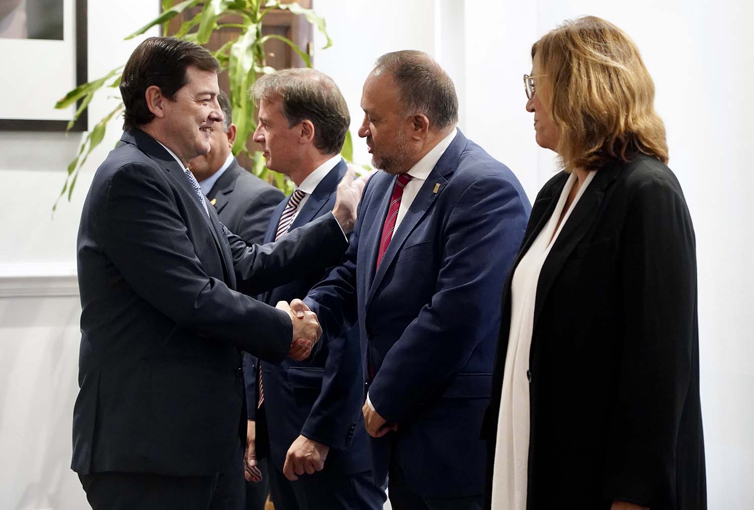 Leticia Pérez ICAL. El presidente de la Junta de Castilla y León, Alfonso Fernández Mañueco, con los presidentes de las diputaciones.