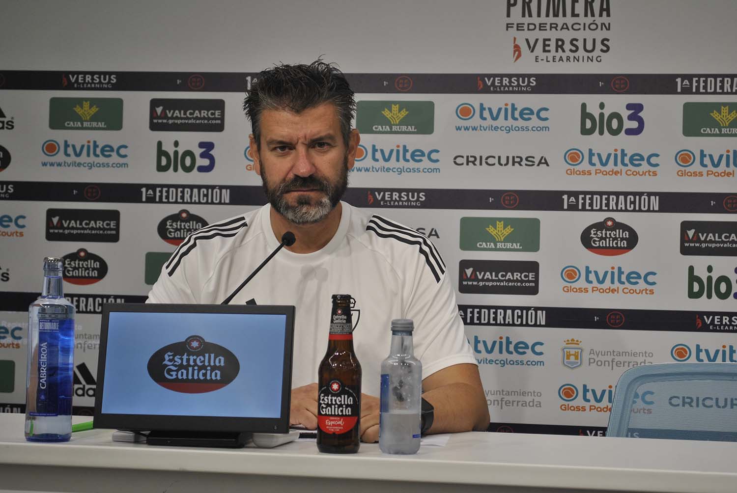 El entrenador de la Ponferradina, Fernando Estévez El entrenador de la Ponferradina, Fernando Estévez