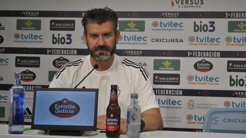 El entrenador de la Ponferradina, Fernando Estévez
