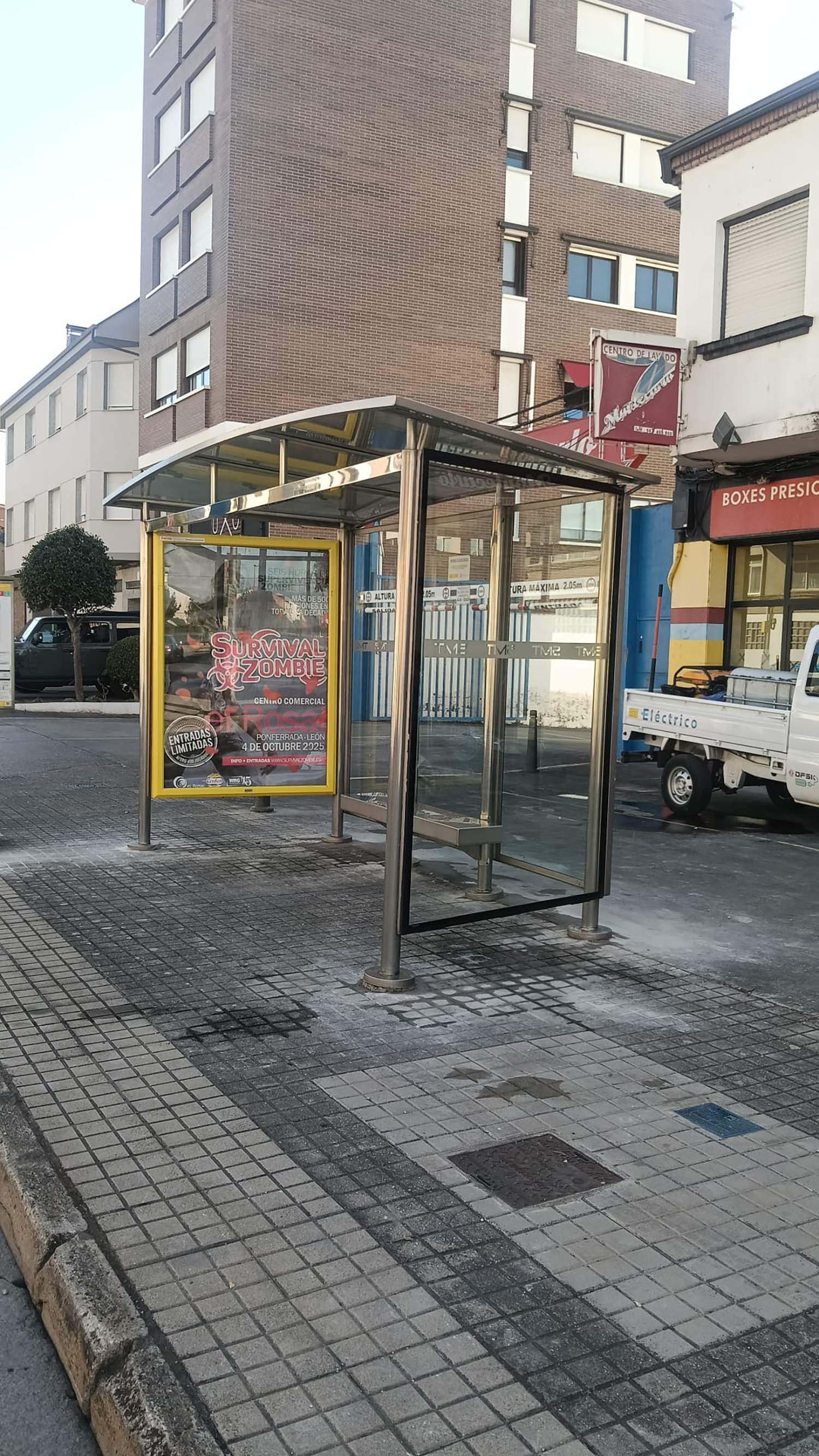 Nueva marquesina en la avenida Portugal de Ponferrada. Nueva marquesina en la avenida Portugal de Ponferrada.