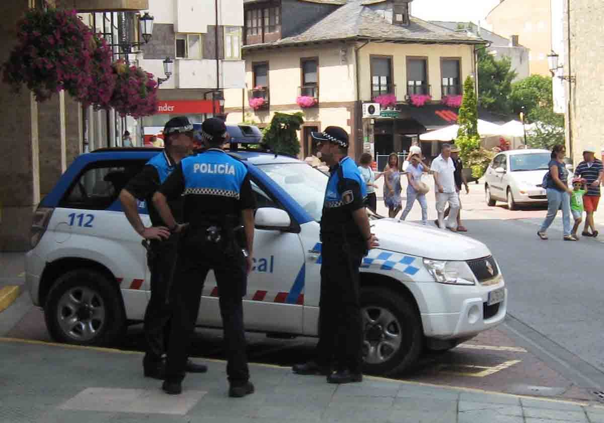Policía local de Bembibre | Identificado Bembibre tras insultar a viandantes y asistentes a un entierro