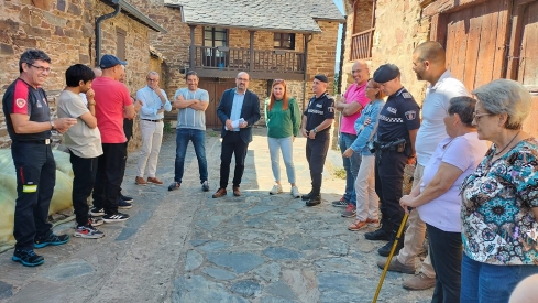 Visita del alcalde de Ponferrada a Espinoso de Compludo tras los incendios 