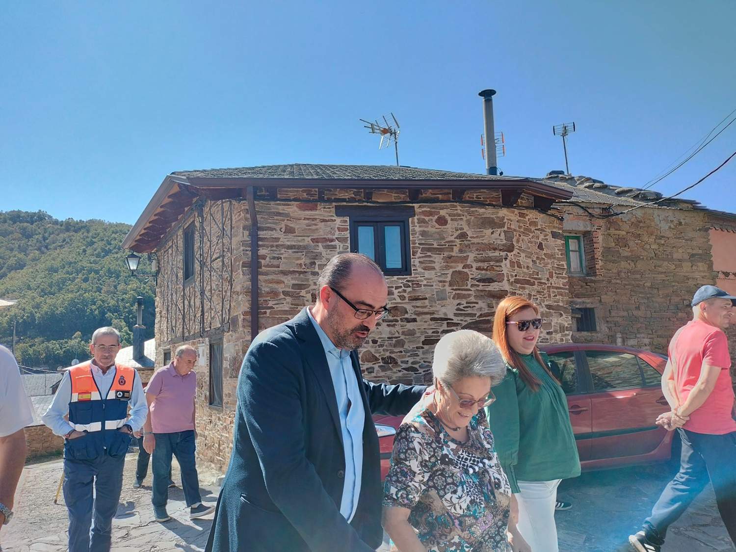 Visita del alcalde de Ponferrada a Espinoso de Compludo tras los incendios.