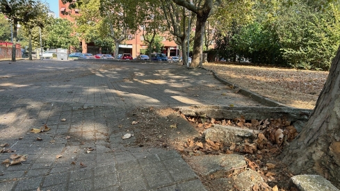 Comienzan las obras de reparación de aceras en el entorno del Colegio Infantil Peñalba en Ponferrada .