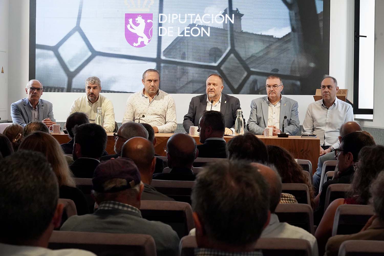 Campillo / ICAL . El presidente de la Diputación de León, Gerardo Álvarez Courel, preside la reunión con los ayuntamientos en riesgo por incendios según el Infocal. 