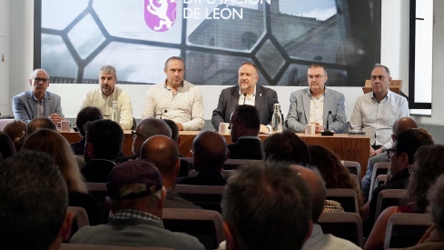 Campillo / ICAL . El presidente de la Diputación de León, Gerardo Álvarez Courel, preside la reunión con los ayuntamientos en riesgo por incendios según el Infocal. 