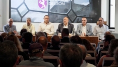 Campillo / ICAL . El presidente de la Diputación de León, Gerardo Álvarez Courel, preside la reunión con los ayuntamientos en riesgo por incendios según el Infocal. 