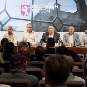 Campillo / ICAL . El presidente de la Diputación de León, Gerardo Álvarez Courel, preside la reunión con los ayuntamientos en riesgo por incendios según el Infocal. 