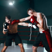 Según un estudio, los golpes repetidos en la cabeza alteran las neuronas de los deportistas. / Freepik