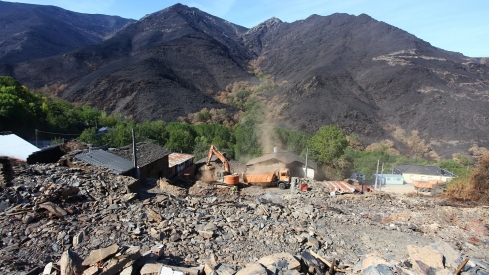 César Hornija / ICAL . Trabajos de derribo y desescombro de las casas afectadas por el incendio en la localidad de Lusio (León)