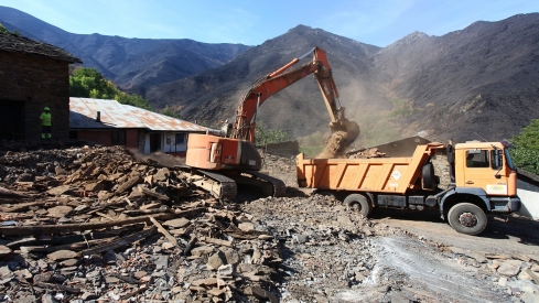César Hornija / ICAL . Trabajos de derribo y desescombro de las casas afectadas por el incendio en la localidad de Lusio (León)