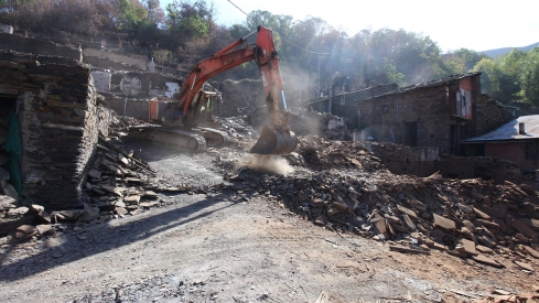 César Hornija / ICAL . Trabajos de derribo y desescombro de las casas afectadas por el incendio en la localidad de Lusio (León)