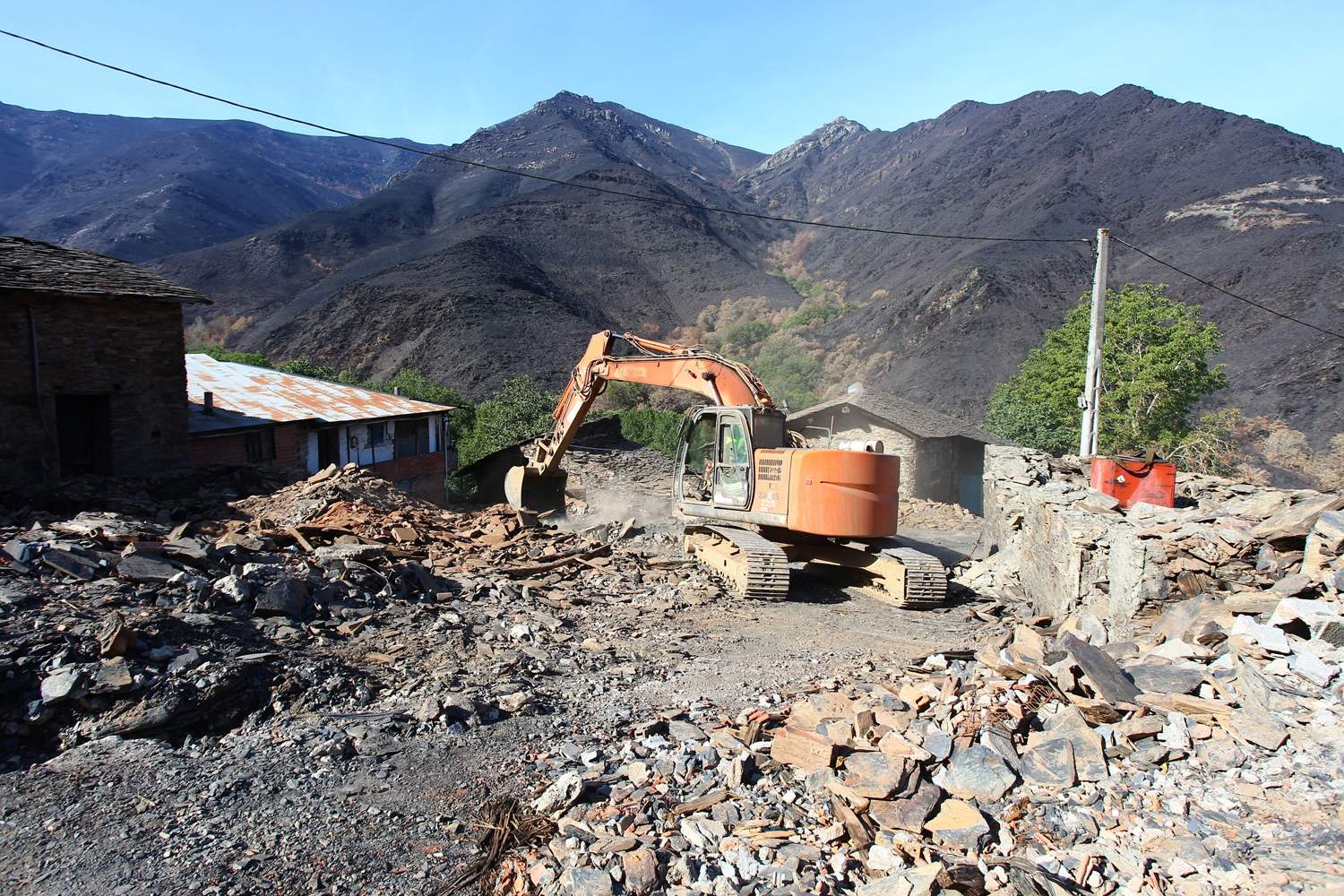 César Hornija / ICAL . Trabajos de derribo y desescombro de las casas afectadas por el incendio en la localidad de Lusio (León) César Hornija / ICAL . Trabajos de derribo y desescombro de las casas afectadas por el incendio en la localidad de Lusio (León)