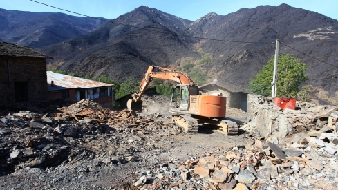 César Hornija / ICAL . Trabajos de derribo y desescombro de las casas afectadas por el incendio en la localidad de Lusio (León)