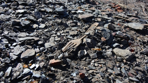 César Hornija / ICAL . Trabajos de derribo y desescombro de las casas afectadas por el incendio en la localidad de Lusio (León)