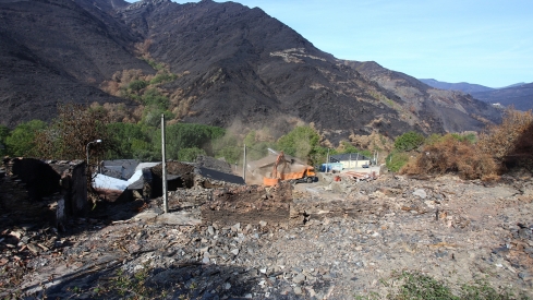 César Hornija / ICAL . Trabajos de derribo y desescombro de las casas afectadas por el incendio en la localidad de Lusio (León)