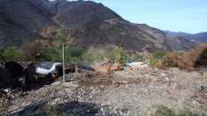 César Hornija / ICAL . Trabajos de derribo y desescombro de las casas afectadas por el incendio en la localidad de Lusio (León)