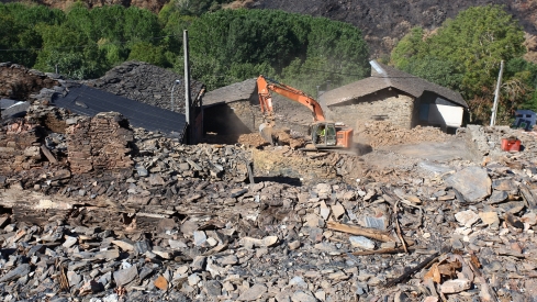 César Hornija / ICAL . Trabajos de derribo y desescombro de las casas afectadas por el incendio en la localidad de Lusio (León)