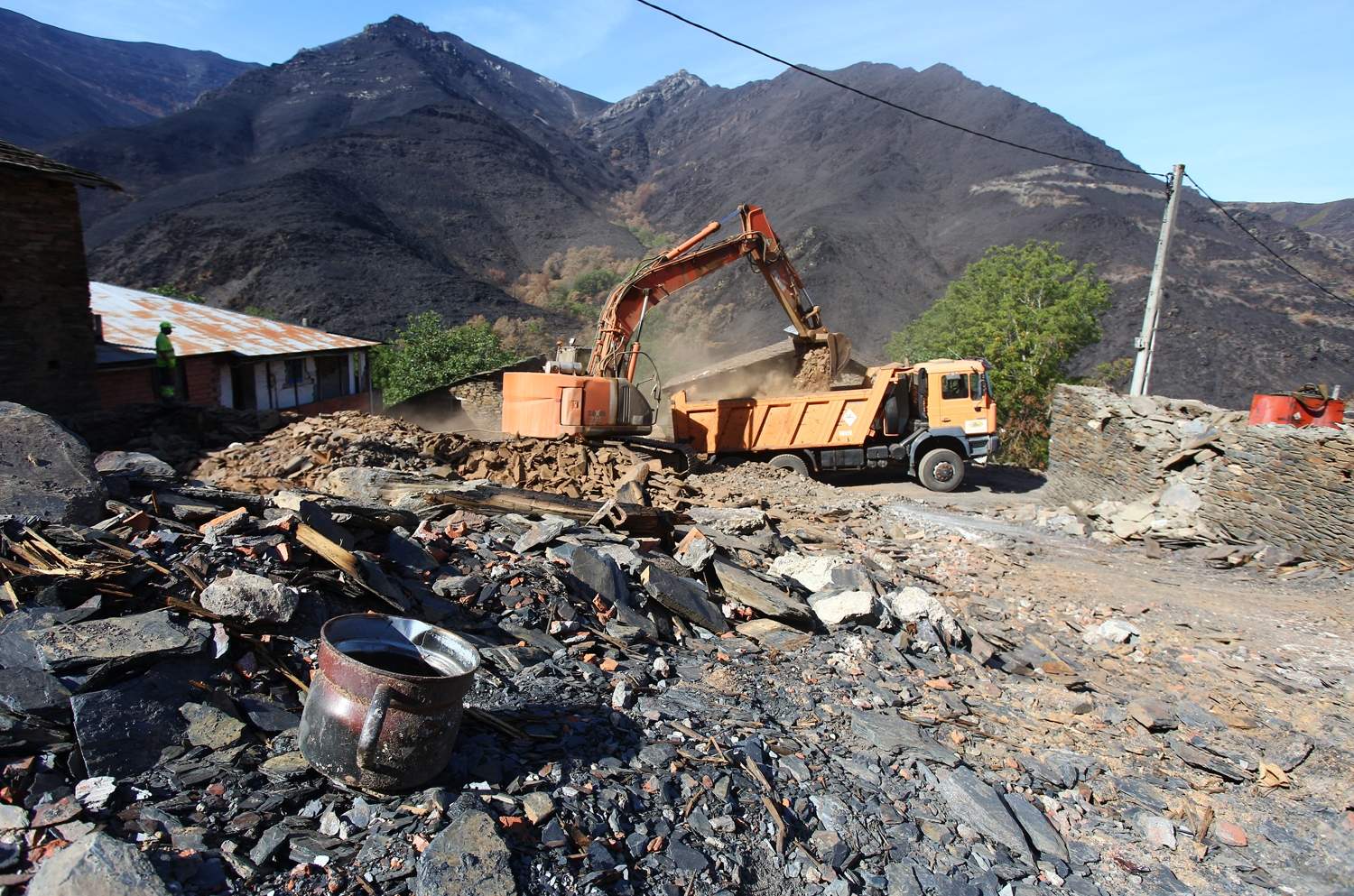 César Hornija / ICAL . Trabajos de derribo y desescombro de las casas afectadas por el incendio en la localidad de Lusio (León)