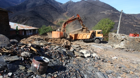 César Hornija / ICAL . Trabajos de derribo y desescombro de las casas afectadas por el incendio en la localidad de Lusio (León)
